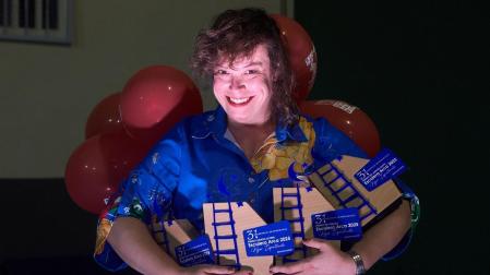 Tefi de Paz, posando con los galardones