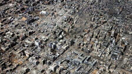 Fotografía aérea de Gaza tomada este domingo desde un avión de la Real Fuerza Aérea Jordana