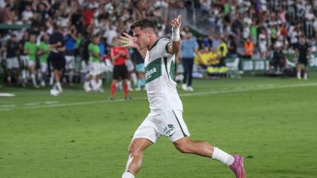 El delantero del Elche Germán Valera celebra el gol del empate