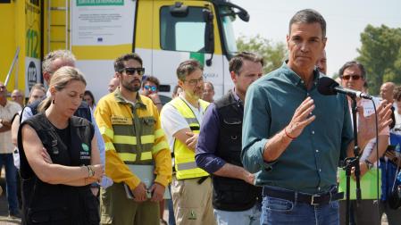 El presidente del Gobierno, Pedro Sánchez, junto a la presidenta de la Junta de Extremadura, María Guardiola, durante su visita al Puesto de Mando Avanzado del incendio de Jarilla (Cáceres)