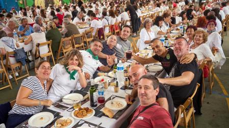 Comida popular en fiestas de Burlada 2025.