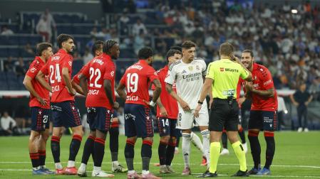 Los jugadores de Osasuna rodean al árbitro Adrián Cordero tras señalar el penalti a Juan Cruz