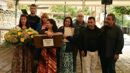 La vicepresidenta Ollo y el alcalde de Berriozar, junto a familiares de Ignacio Francisco Caneda