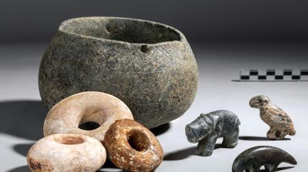 Las figuritas talladas en piedra, de apenas 3,5 centímetros de largo, representan un jabalí, un buitre y un zorro