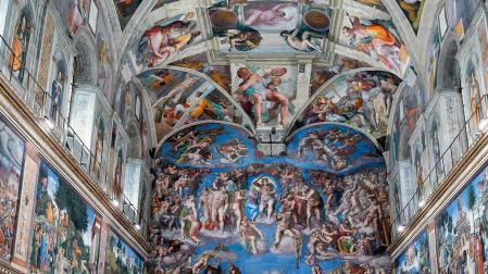 Tras concluir en 1512 la decoración de la bóveda de la Capilla Sixtina a petición de Julio II, Miguel Ángel volvió a trabajar en este sala dos décadas después cuando otro Papa, Clemente VII le encargó que pintara la pared del ábside