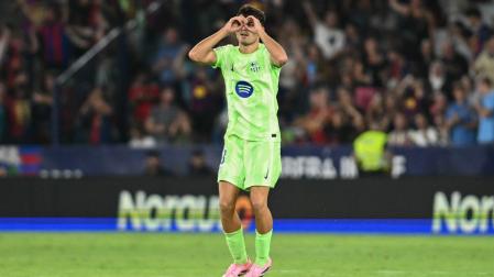 El centrocampista del Barcelona Pedri celebra tras marcar ante el Levante