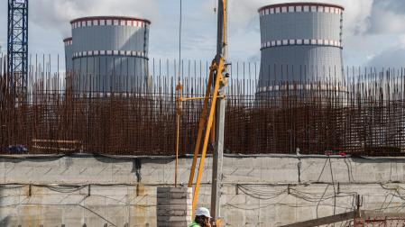 Un operario, en la central nuclear de Kursk