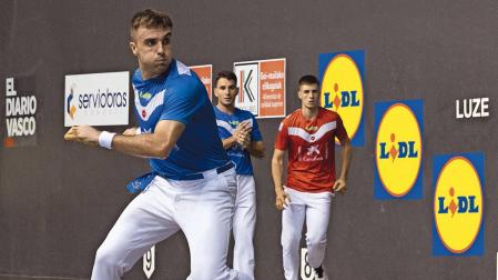 Jon Ander Peña prepara el pelotazo en el Atano III, con Ander Imaz y Martxel Iztueta a su espalda