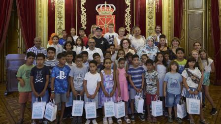 Recepción de la comsejera de Derechos Sociales, Economía Social y Empleo del Gobierno de Navarra, Carmen Maeztu, a niños y niñas saharauis