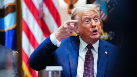 Donald Trump responde a los reporteros este martes