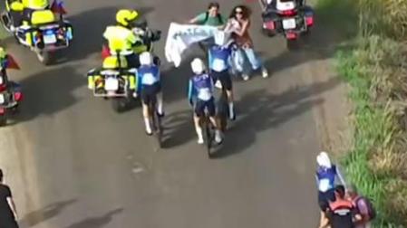 Un detenido tras intentar cortar el paso al equipo de Israel en La Vuelta en Figueres (Girona)