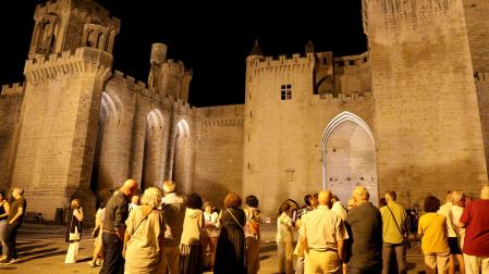 Decenas de personas se congregaron en los aledaños el Palacio Real en el acto de inauguración oficial