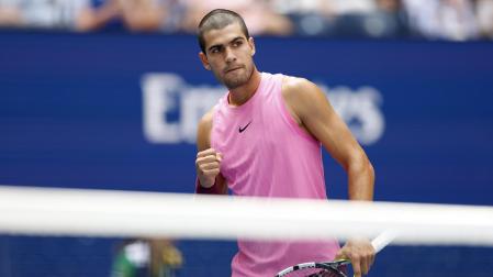 Alcaraz celebra un tanto en el partido ante Darderi en el US Open
