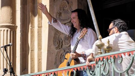 Tomatito, este sábado durante su actuación en el balcón del Ayuntamiento de Pamplona