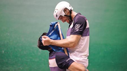 Pelúa alza en brazos a su compañero Braian tras proclamarse campeones de paleta cuero