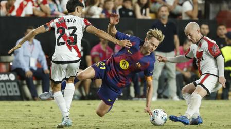 Óscar e Isi arrebatan el balón a De Jong, en el partido Rayo-Barcelona
