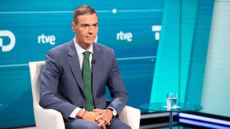 El presidente del Gobierno, Pedro Sánchez, durante su entrevista con la periodista Pepa Bueno en TVE