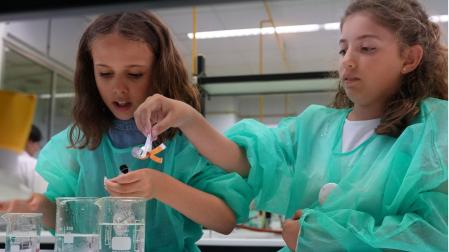 Dos niñas participan en 'Cienceando', los campamentos urbanos del Museo de Ciencias Universidad de Navarra