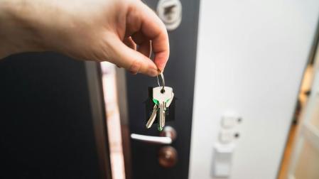 Imagen de archivo de una persona sujetando unas llaves de una vivienda
