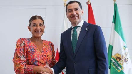 La presidenta de Cantabria, María José Sáenz de Buruaga, recibe en la sala del Consejo de Gobierno al de Andalucía, Juanma Moreno, para, entre otros asuntos, firmar un acuerdo entre ambas comunidades