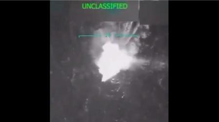 Momento de la explosión del barco venezolano supuestamente cargado de droga con destino a EE UU