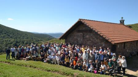 Asistentes a la conmemoración del 25 aniversario de la Asociación del Camino de Baztan y Urdax en la ermita de Santa María de Belate.