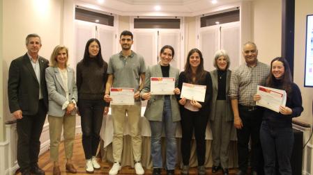 Representantes del Colegio de Médicos y ganadores del certamen MIR.