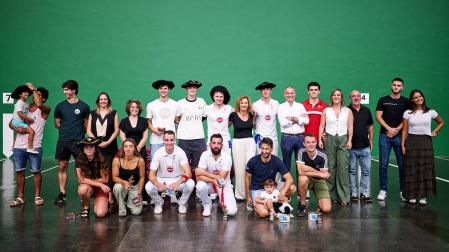Finalistas del torneo internacional de cesta punta y herramienta /