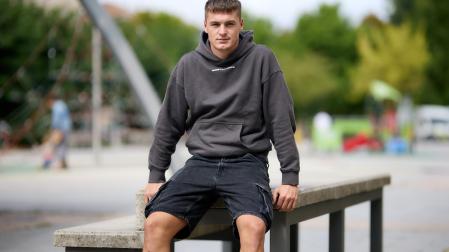 Julen Madariaga, futbolista del Izarra, posa en su Zizur natal