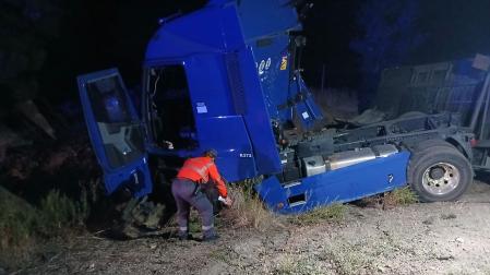 Estado en el que quedó el camión tras chocar contra un turismo en el accidente mortal ocurrido la pasada madrugada en Olite