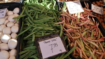 Imagen de un puesto de alubia verde en el mercadillo de Barañáin este martes 9 de septiembre