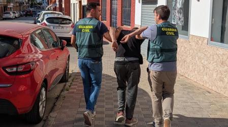 La Guardia Civil detuvo en Sevilla a dos personas por delitos de usurpación de estado civil, falsedad documental y estafa cometida a una empresa de Pamplona