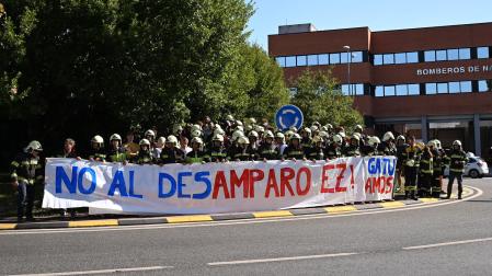 Protesta de bomberos y bomberos forestales en la rotonda frente al parque de Cordovilla