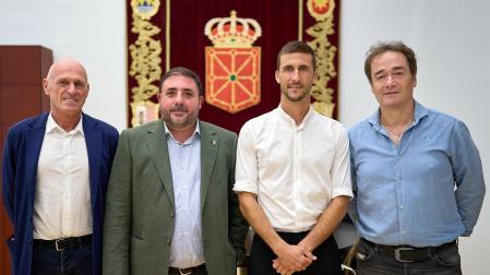 Responsables de la Ikastola Paz de Ziganda, durante su encuentro este martes con Unai Hualde