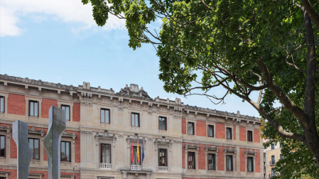 Proyección de la plaza del Parlamento, en el marco de la reforma del paseo de Sarasate, con 'Monumento al prisionero político desconocido', obra de Jorge Oteiza