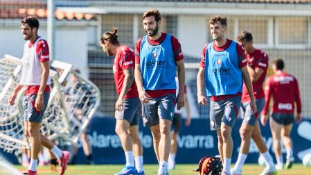 Jon Moncayola y Aimar Oroz sonríen en un momento del entrenamiento de este martes en Tajonar /