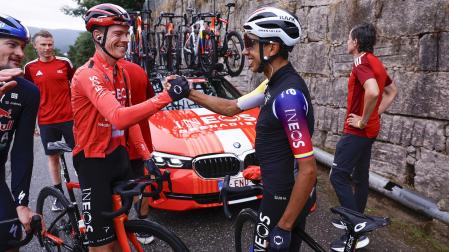 El colombiano Egan Bernal (dcha.) es felicitado por un compañero de equipo tras vencer la etapa de la Vuelta /