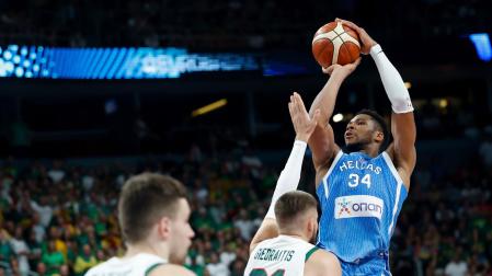 Rokas Giedraitis trata de defender a Giannis Antetokounmpo