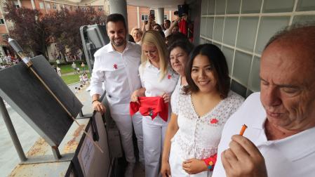 El alcalde de Zizur, Jon Gondán (izquierda), junto a Piret Salong, Mariaje Casado y Michelle Veriz, antes del cohete