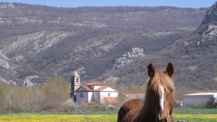 Al fondo, el monasterio, entre montañas.