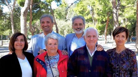 María Dolores Saldaña y Juan San Román, entre sus hijas, Beatriz y María Josefa. Detrás, sus hijos, Juan Mari y Javier, miembro de la Real Academia de Ciencias de Zaragoza y Comisario de Aguas Adjunto de la CHE.