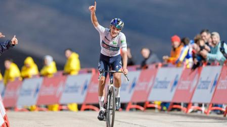 El ciclista italiano Giulio Pellizzari (Red Bull Bora) celebrando la victoria en la etapa 17 de La Vuelta 2025