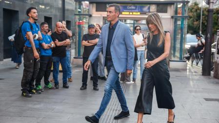 El presidente del Gobierno, Pedro Sánchez (c), y su mujer, Begoña Gómez (d)