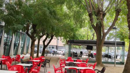 El bar restaurante Sibemol está situado en pleno corazón de Barañáin, en el número 3 de la calle San Esteban
