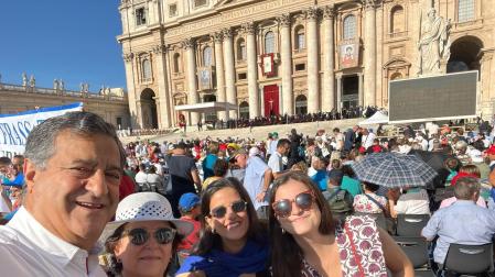 Javier, Marige, Pati y Gabi, en la canonización de Pier Giorgio Frassati y Carlos Acutis en la plaza de San Pedro