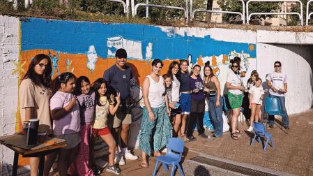 Varios de los participantes que, durante tres días de la mano de Hazialdea y el grupo scout Dendari Izar, han realizado el mural