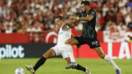 César Azpilicueta pugna con Rafa Mir durante el choque /