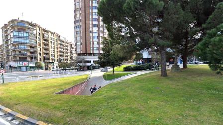 El ribazo del paso subterráneo bajo la glorieta de Abejeras/Iturrama