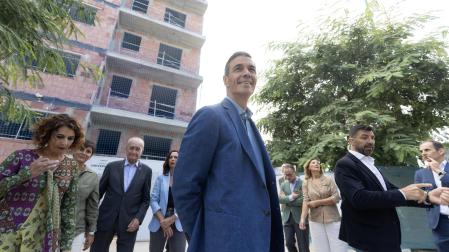 El presidente del Gobierno de España, Pedro Sánchez, junto a la vicepresidenta primera y ministra de Hacienda, María Jesús Montero, en Málaga