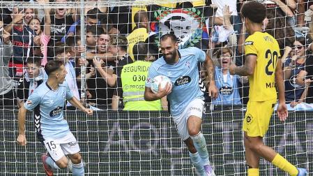 Borja Iglesias, del Celta de Vigo, celebra tras marcar de penalti contra el Girona